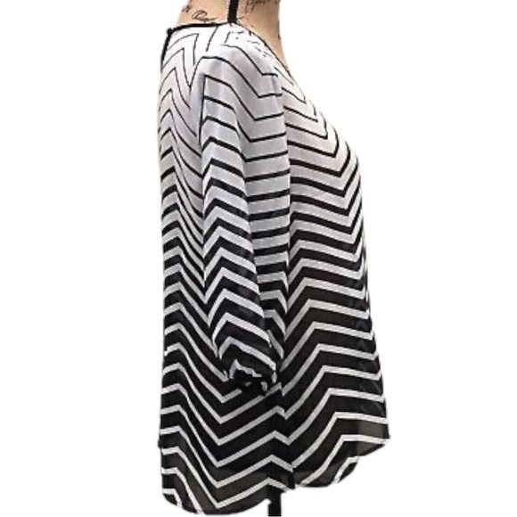 iZ Byer 📌 size small black white chevron sheer 3/4 sleeve scoop neck curved hem - Picture 9 of 16